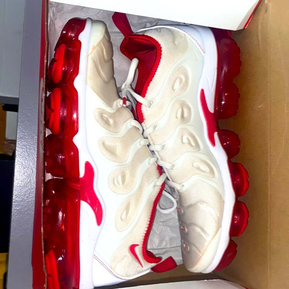 Selling Air Vapor Maxes Plus , size 9 , red and white